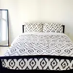 Bright 2 Bed Lakeview Suite