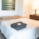 Modern 2 Bedroom Condo With Cn Tower Views