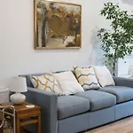 Modern Apartment Near Downtown