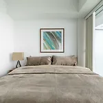 Luxury Corner Suite - Entertainment District