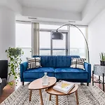Luxury Corner Suite - Entertainment District