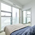 Luxury Corner Suite - Entertainment District