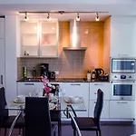 Royal Stays Condominiums - Upscale Downtown Suites