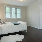 Applewood Suites - 4 Bdrm Danforth House