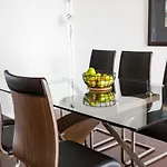 Altitude Suites Bay Street - Holiday Bonus - Free Parking