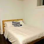 Spacious Bachelor Apartment - Parkdale Mansion