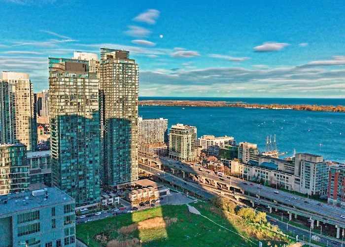 Classic Downtown Toronto Lakeview Condo With Free Parking