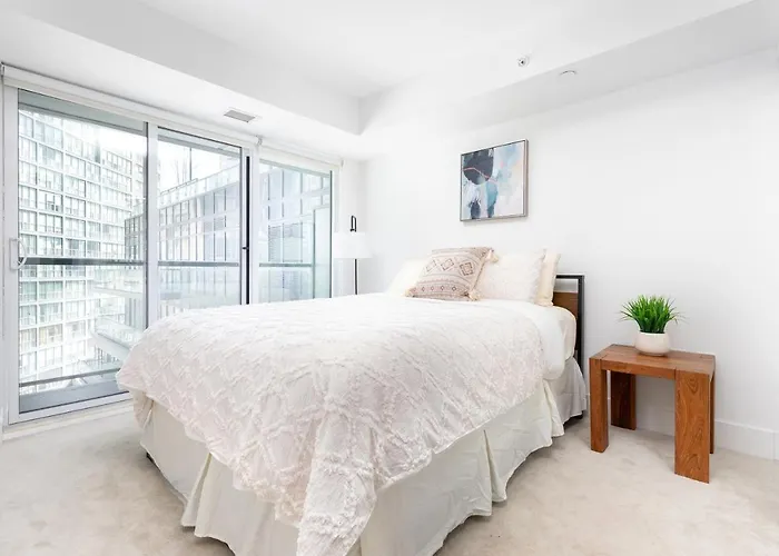 Upscale & Modern 2Bd + Den 2Ba Heart Of Downtown!
