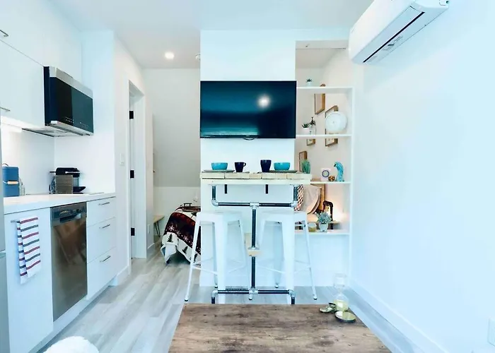 Cozy 1 Bedroom Laneway House Downtown Eastside