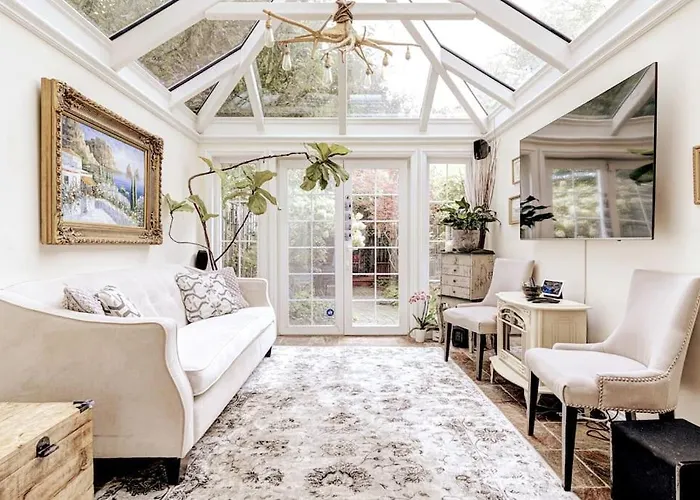 Unique Home In Queen West W Sunroom And Backyard!