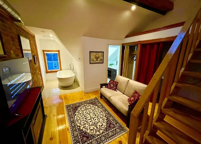 Charming Townhouse In Downtown, Toronto