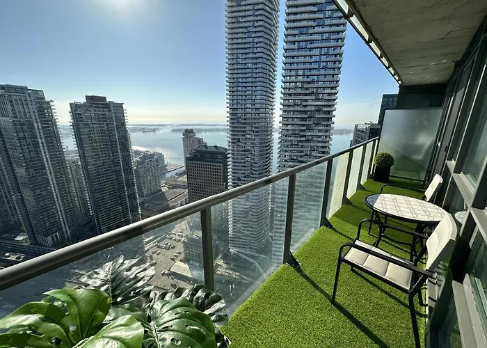 Luxury Downtown Toronto 2 Bedroom Suite With City And Lake Views And Free Parking