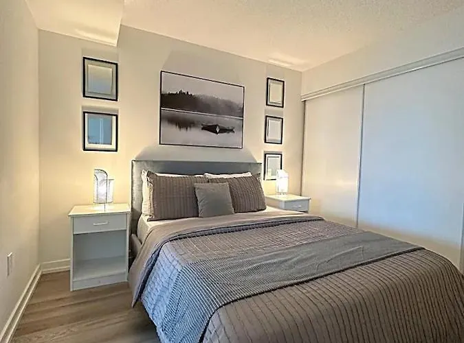 Modern 2Bd + 2 Bath By Cn Tower With Free Parking.
