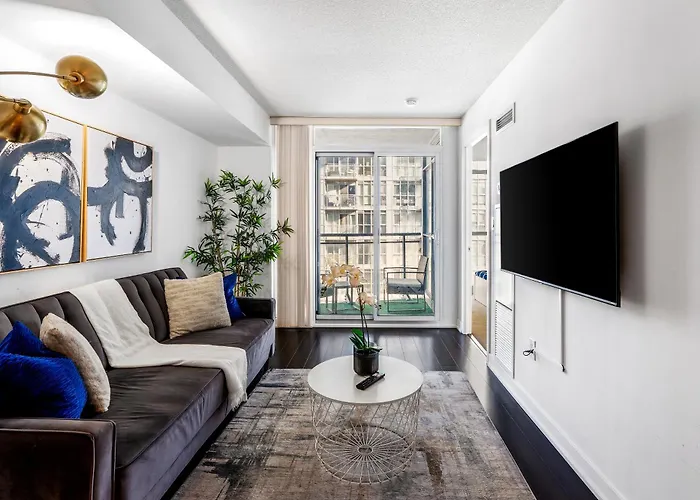 Upscale One Bedroom And Den Condo With Parking