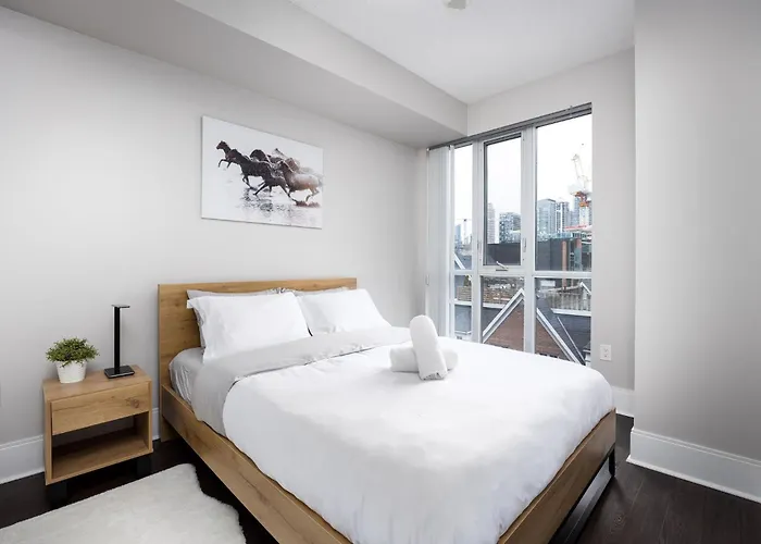 Dwtn Condo Near Cn Tower! W/ Free Parking