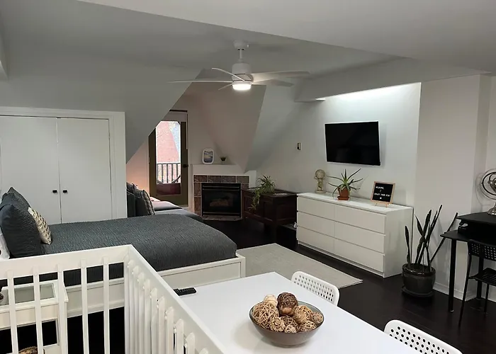 Bright, Private, Peaceful Suite With Retail Conveniences Steps Away