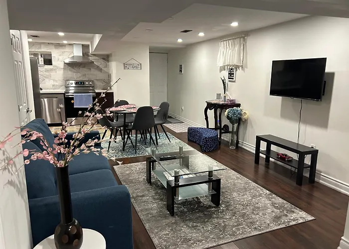 Beautiful Lower Level 2 Bedroom Aprt