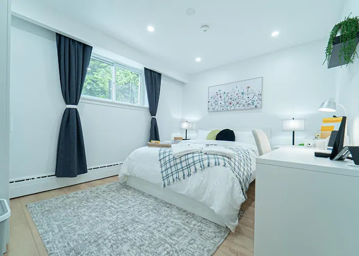 Room Near Sheppard Ave With Wi-Fi, Essentials, Parking, Kitchen