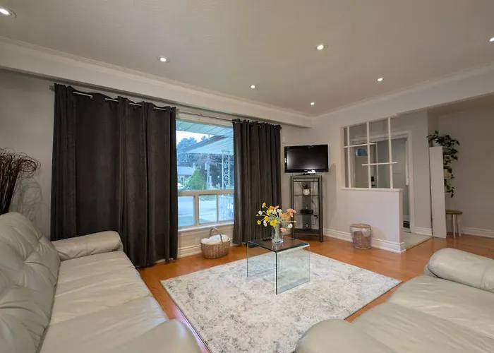Bright Cozy Home In Scarborough, Toronto!