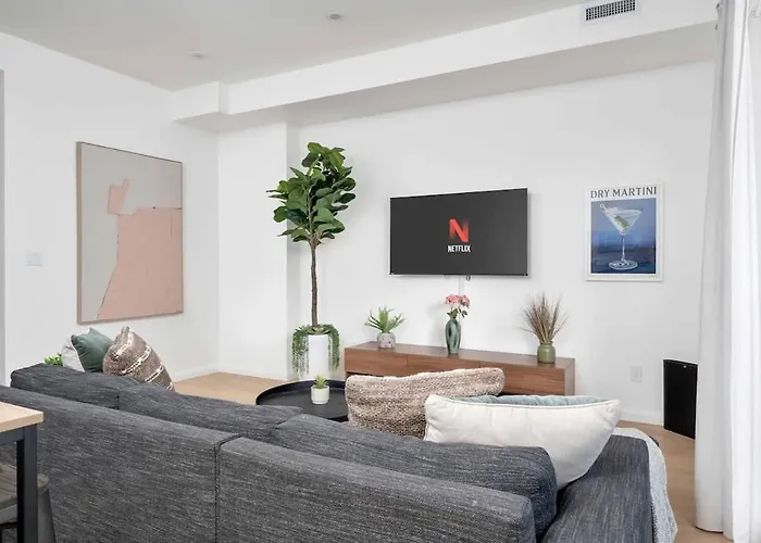 Spacious 2Br Near Uoft And College