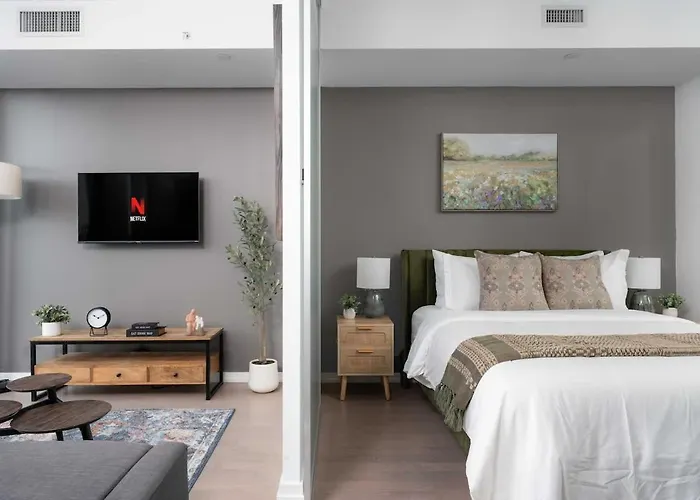 Sunset Views In Chic Condo By Cn Tower