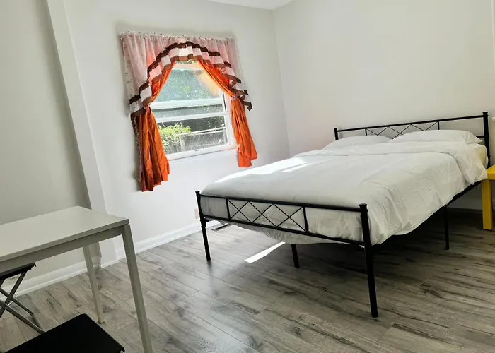 Queen Bedroom Near Finch Subway