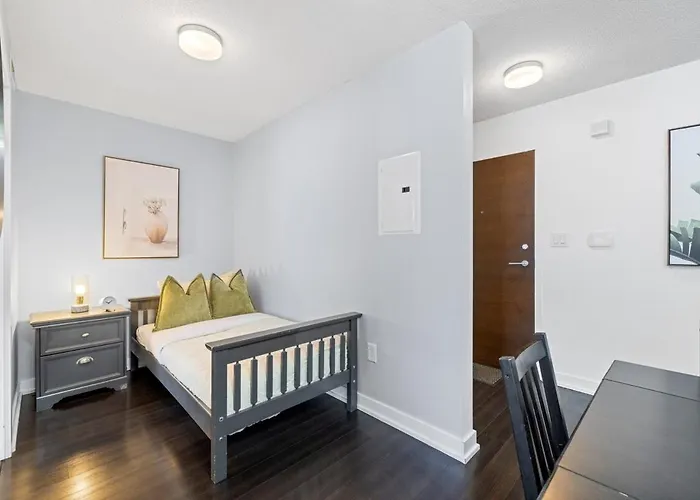 Spacious Bright & Sunlit Condo Near Rogers & Scotia Arena