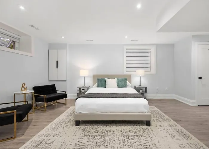 Cozy Master Bedroom Located In Toronto