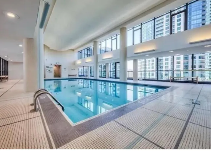 Luxury Downtown Condo With Cn Tower Views, Pool Access, Gym, Accommodates 4,Free Parking Upon Request At Booking