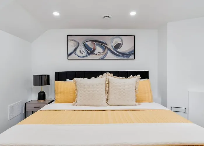 Cozy Parkdale Suite Fantastic Location Parking