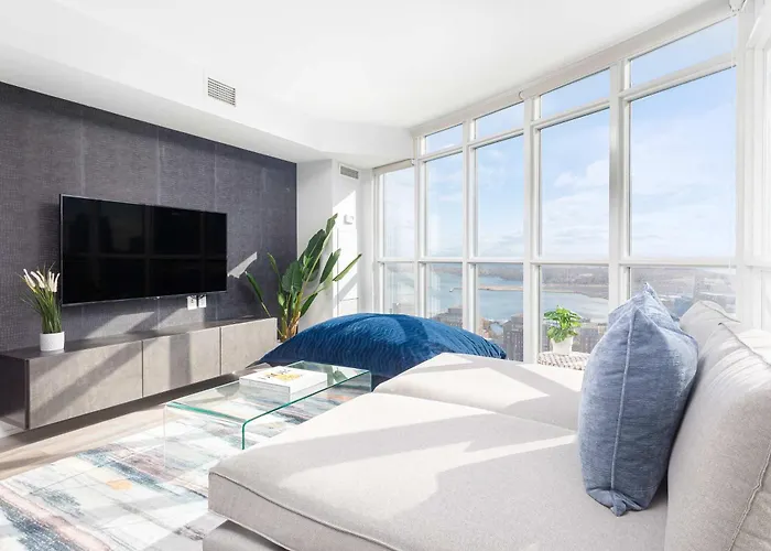 Rare Designer Condo King Bed With Free Parking