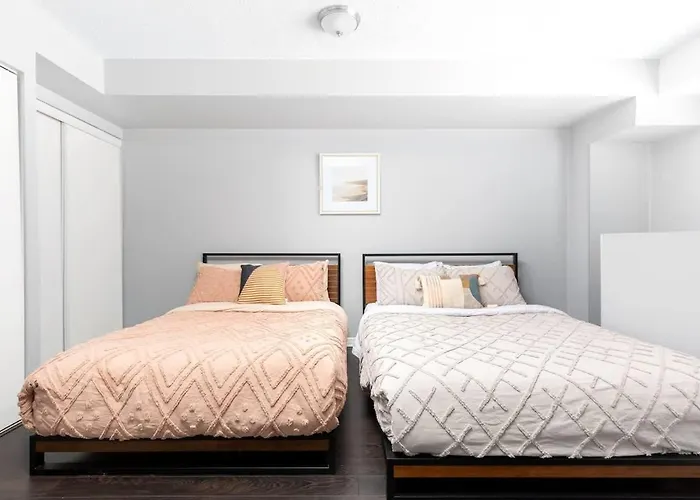 Two Story Loft W 2 Beds Close To Lakeshore