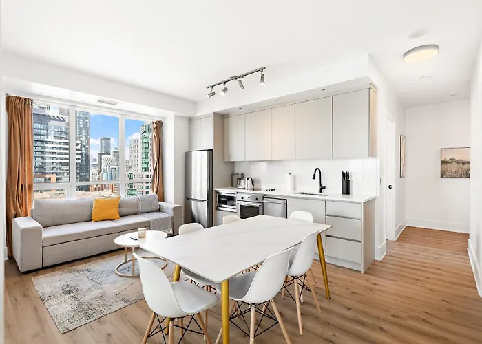 3-Bedroom Apartment In The Heart Of Downtown Toronto Walk To Shops And Attractions