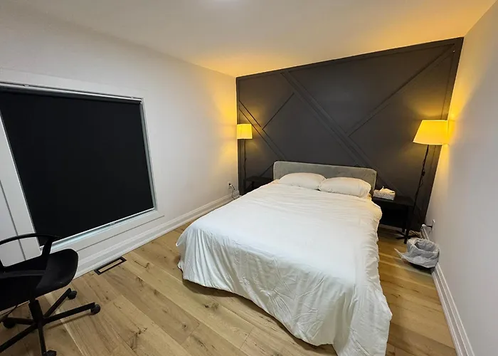 Spacious Room2, Airport, Free Pkg, Sep Entrance, New Renovation, Shared Bathroom