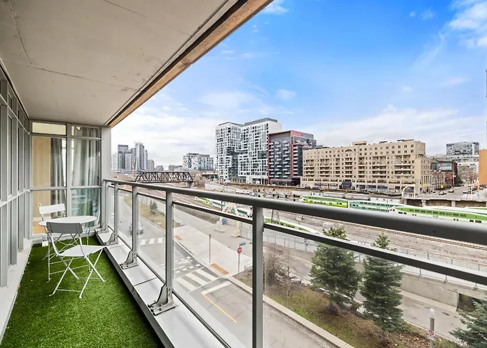 City Gem Near The Rogers Centre & Top Attractions