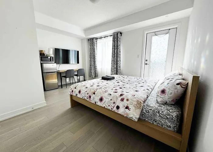 Modern Private Room Private Bathroom With King Bed With Tv And Balcony Midtown Downtown Toronto