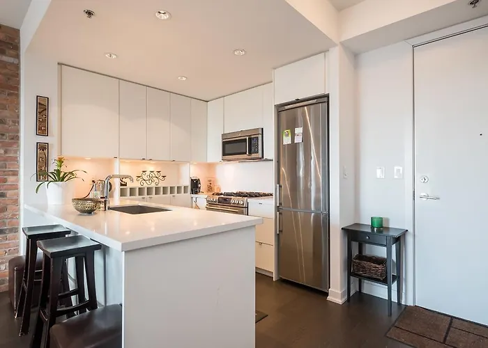 Luxury Leslieville - 2 Bedroom 2 Bath