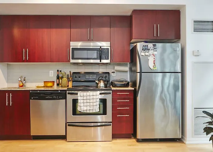 Luxury Fully Furnished Suite In Downtown Toronto - Maple Leaf Square