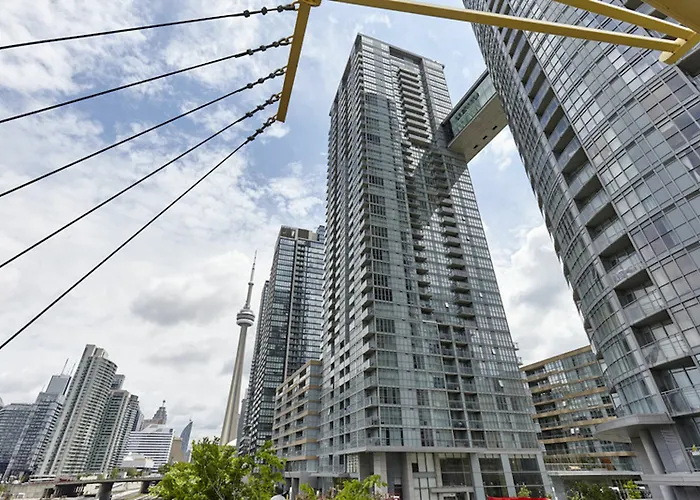 N2N Suites - Downtown Lake & City View Apartments