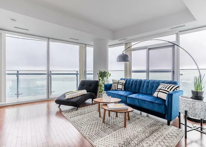 Luxury Corner Suite - Entertainment District