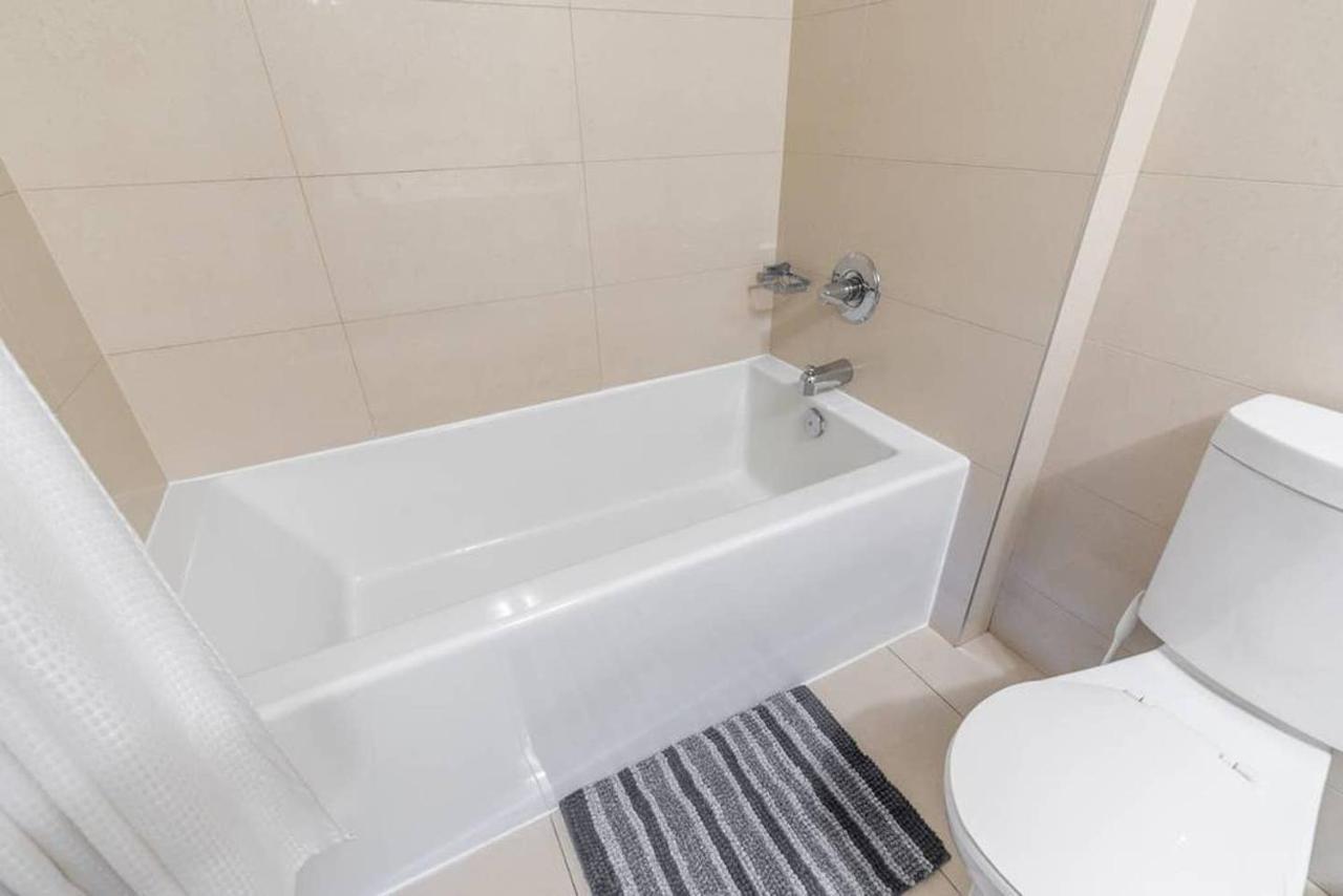 Holiday home Stunning Views Of Downtown - Luxury High Rise With King Bed! Toronto