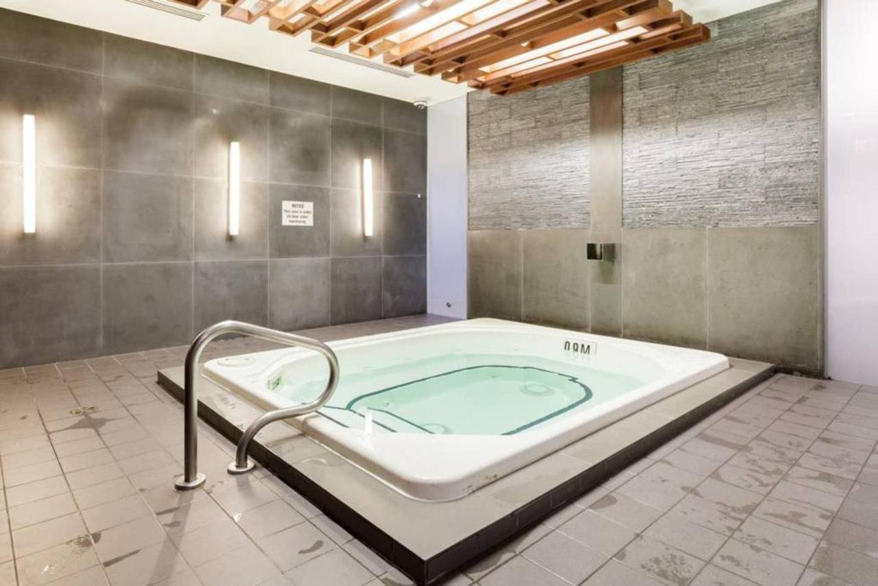 Stunning Views Of Downtown - Luxury High Rise With King Bed! Holiday home