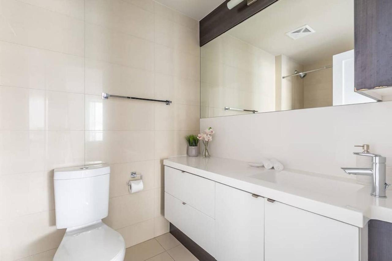 Stunning Views Of Downtown - Luxury High Rise With King Bed! Holiday home Toronto