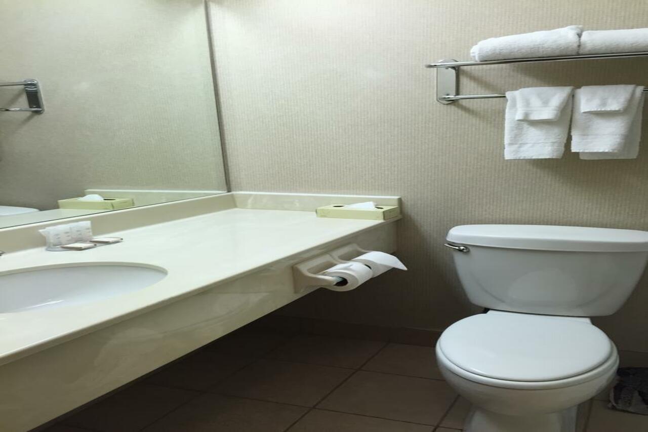 Hotel Howard Johnson By Wyndham Downtown West Toronto