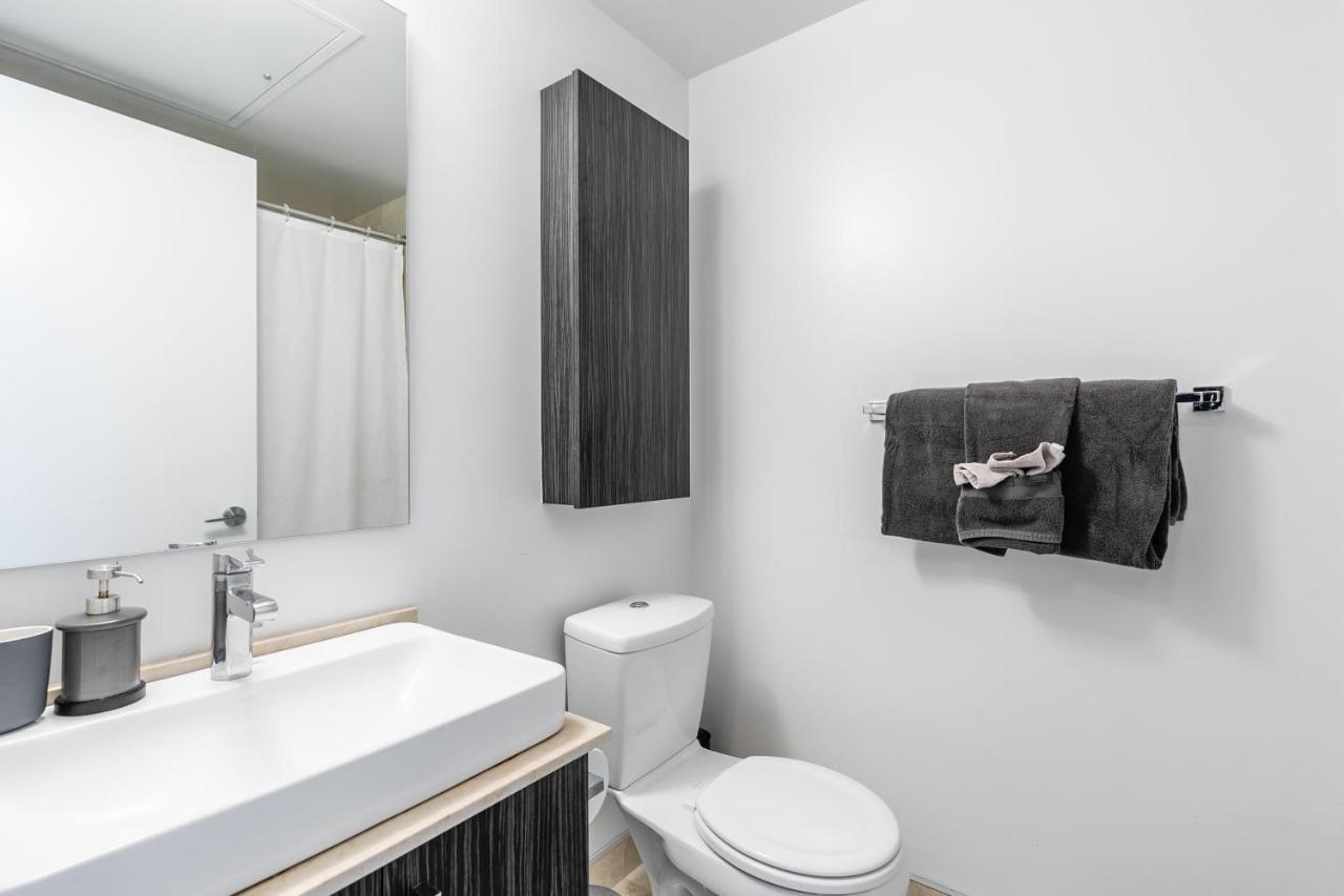 Stylish 1br - Cn Tower View, Entertainment District-downtown Apartment