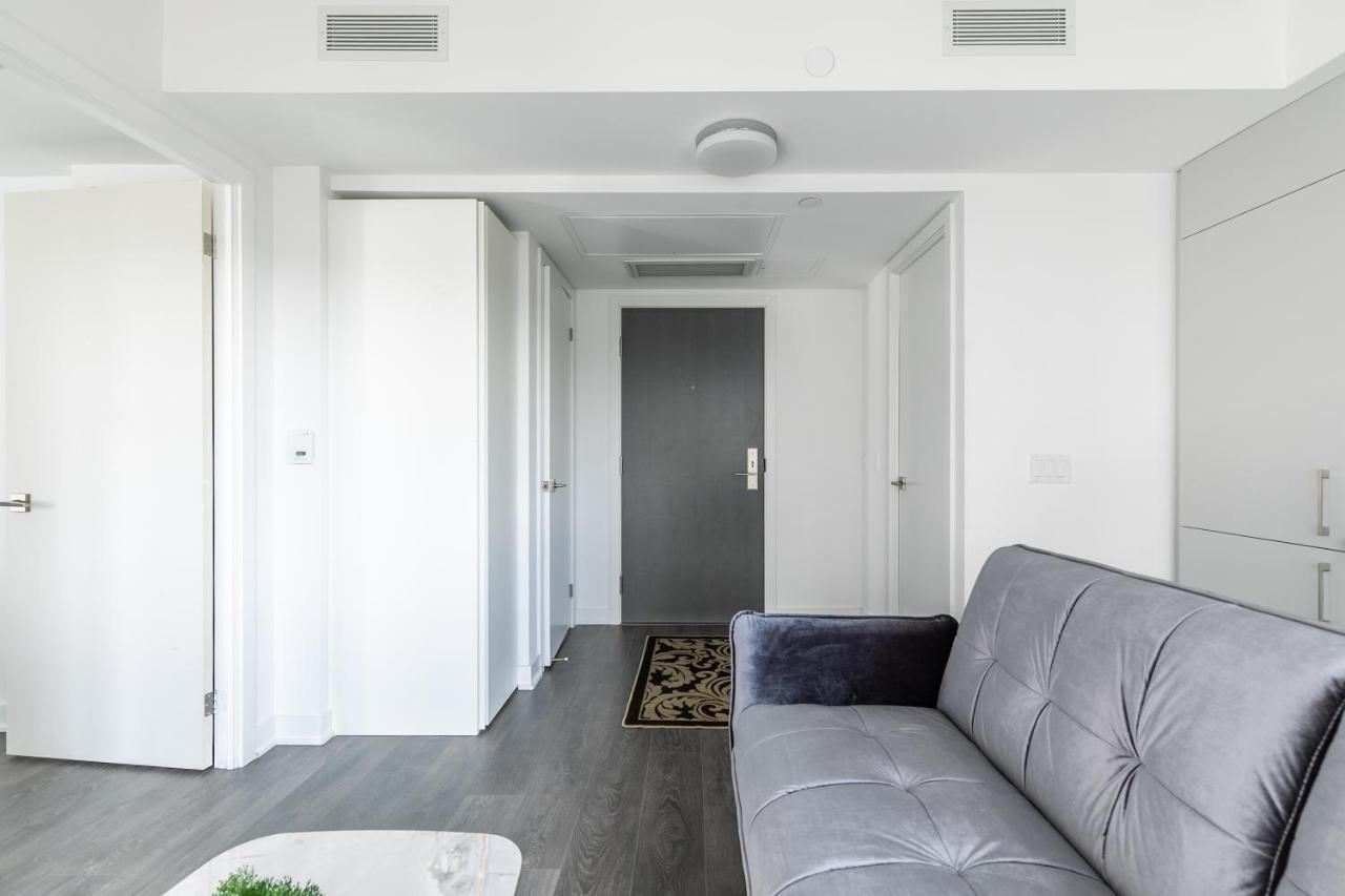Designer 1br + Study In Coveted Yorkville Apartment *