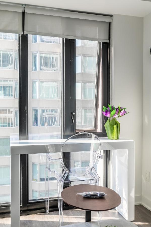 Designer 1br + Study In Coveted Yorkville Toronto