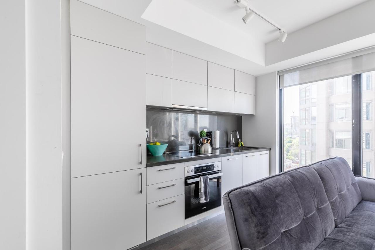 Apartment Designer 1br + Study In Coveted Yorkville Toronto