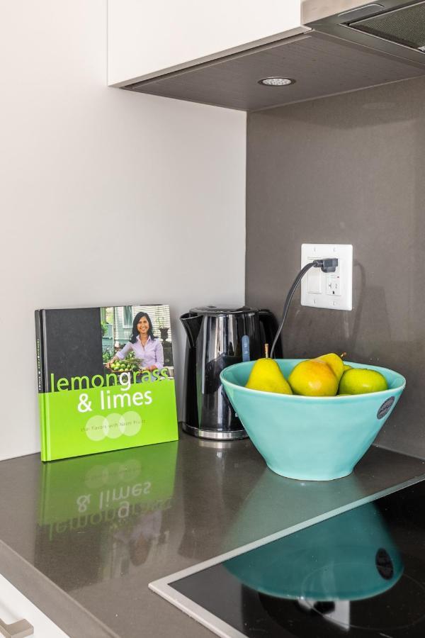 Designer 1br + Study In Coveted Yorkville Apartment Toronto