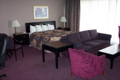 Airport East By Ihg Hotel Toronto